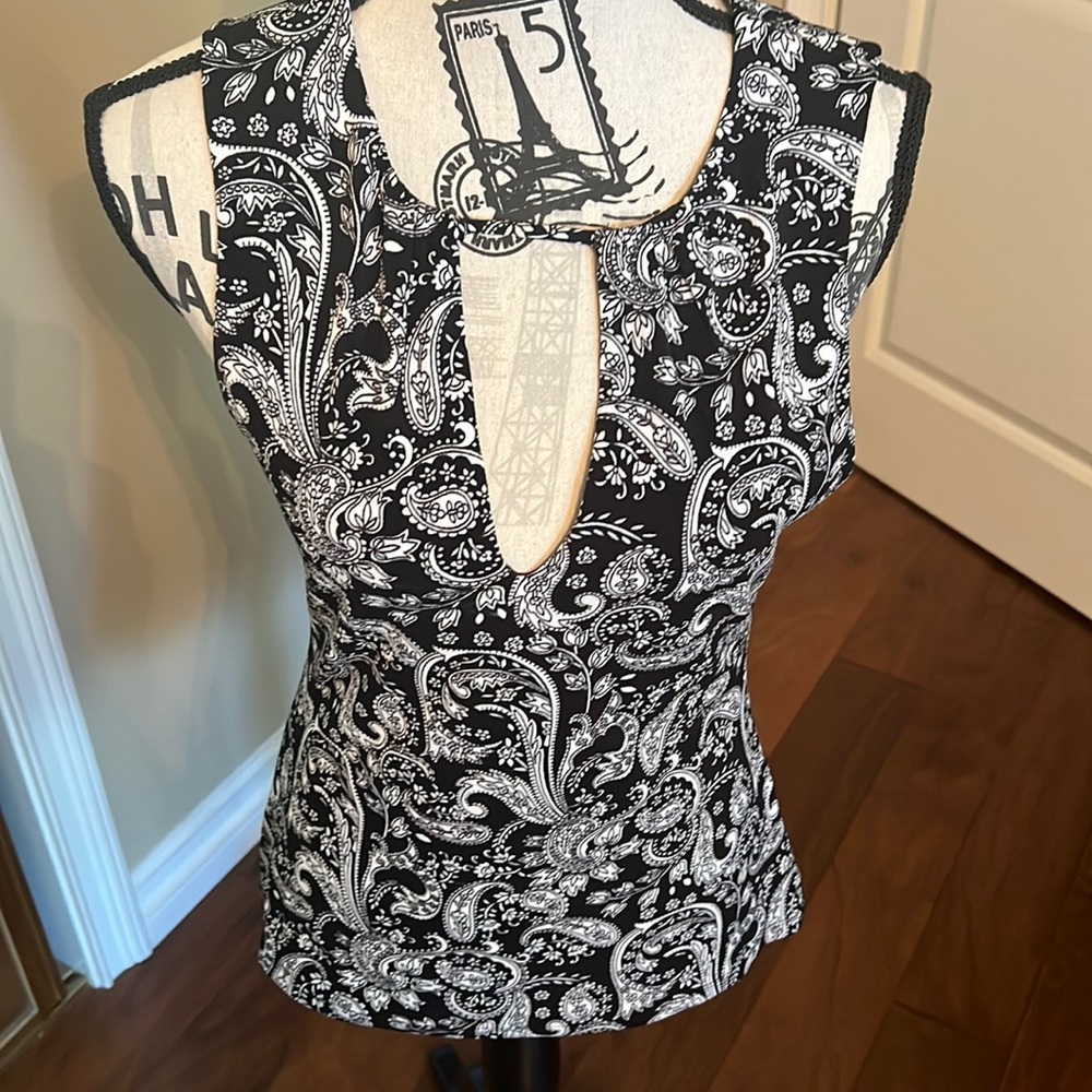 Express black/white Paisley sleeveless top size s/p. Lined in the front